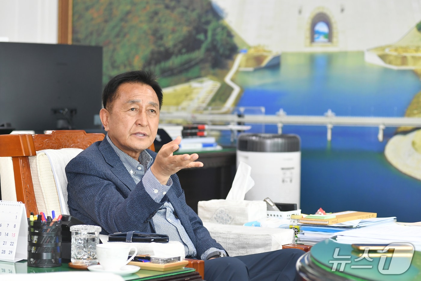 취임 100일 김세훈 화천군수...소득·복지 늘리고 지역경제 활력 높인다 - 뉴스 썸네일 이미지