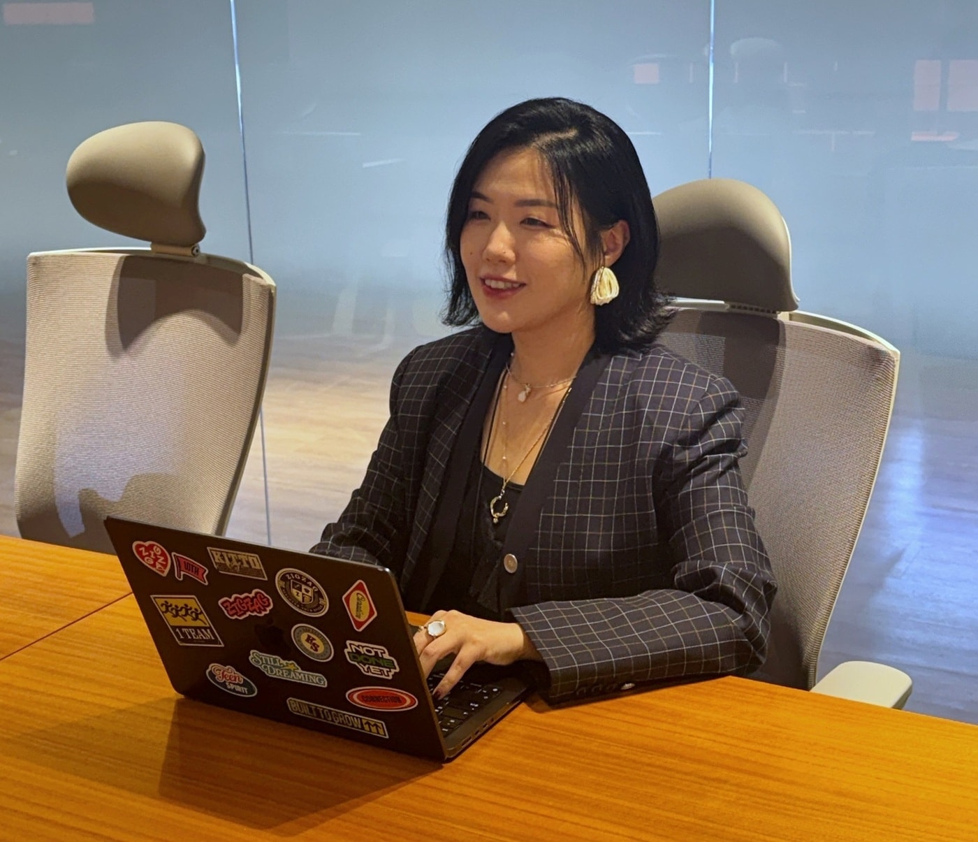"저가 패션 꼬리표 뗐죠"...지그재그, 디자이너 브랜드로 변신 - 뉴스 썸네일 이미지