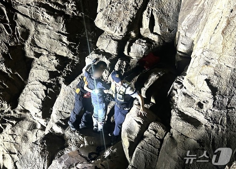 군산 무녀도 갯바위 낚시객 추락…해경 구조