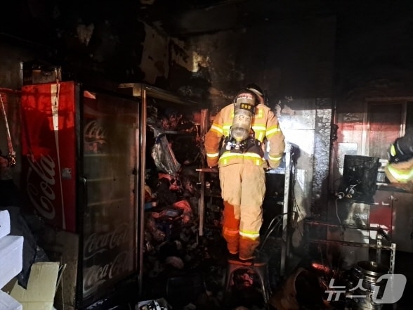 1일 오전 0시 24분께 전북 부안군 변산면의 한 상가 점포에서 불이 났다.(전북소방본부 제공, 재판매 및 DB 금지)/뉴