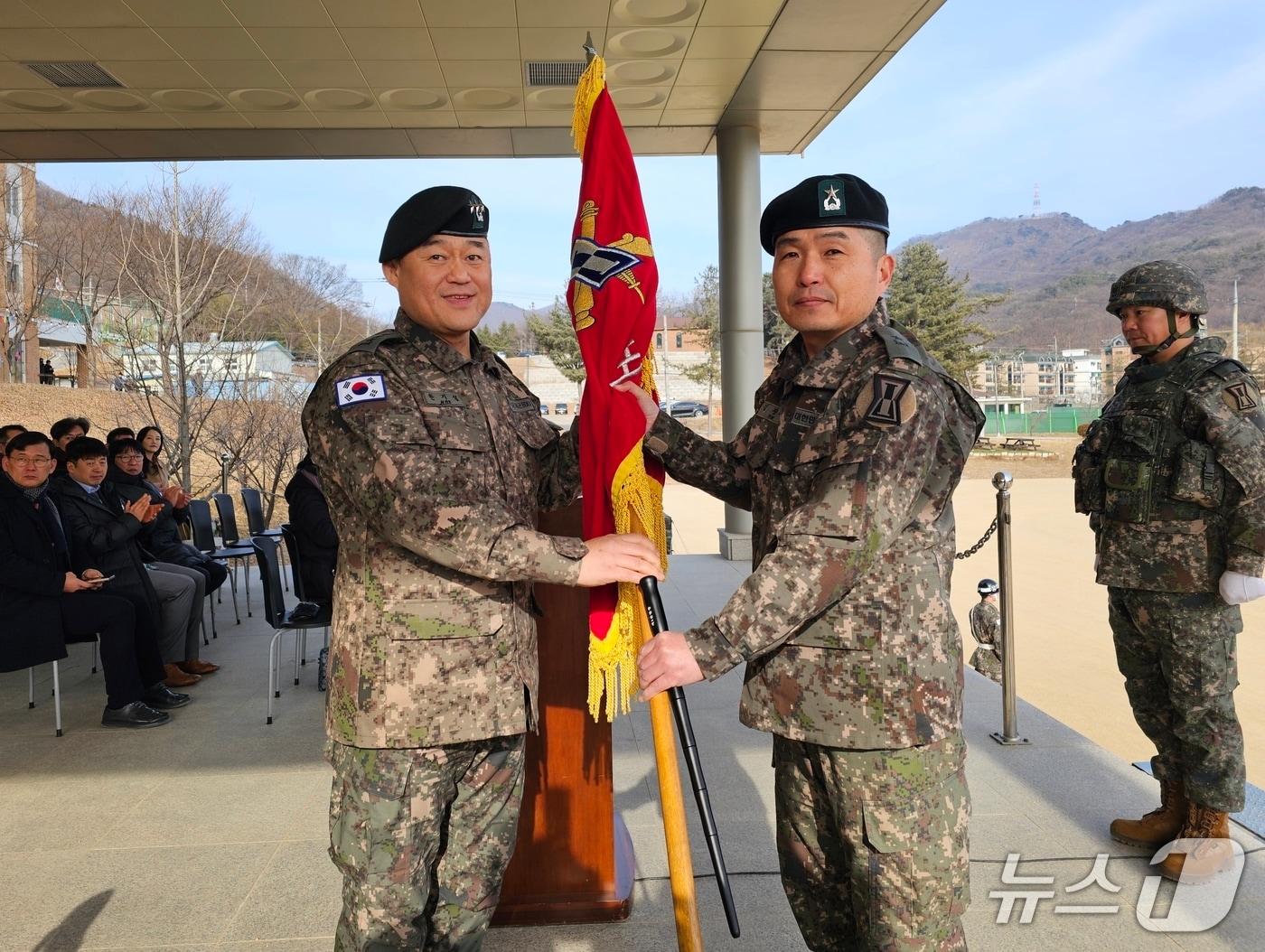 지난달 30일 경기 고양시 육군 제1포병여단에서 열린 여단장 이취임식에서 김광주 준장(오른쪽)이 1군단장 한기성 중장으로부터 부대기를 이양받고 있다. (육군 제1포병여단 제공, 재판매 및 DB금지)
