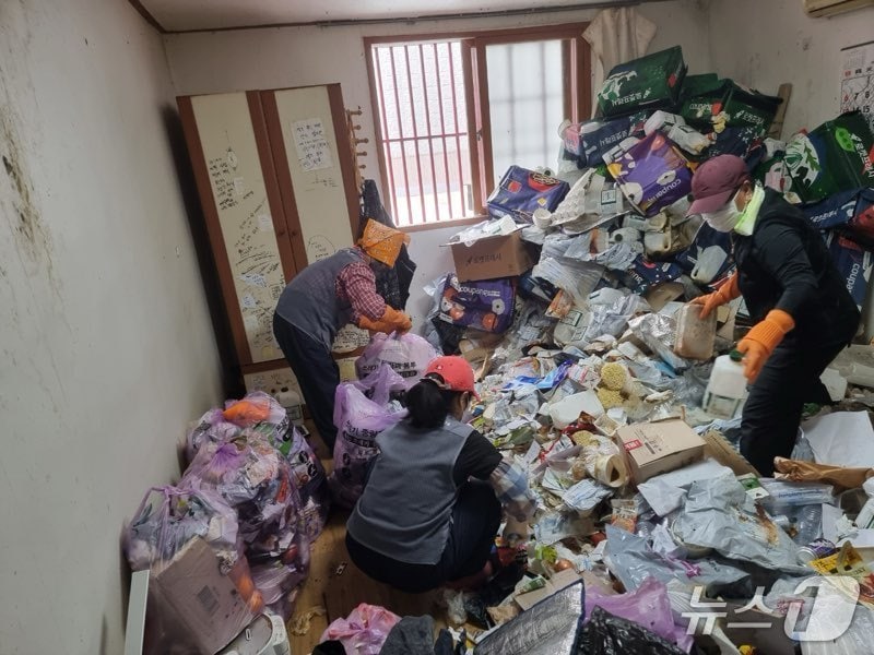 구미시 저장 장애 가구 주거개선 작업 모습(구미시 제공. 재판매 및 DB금지)/뉴스1