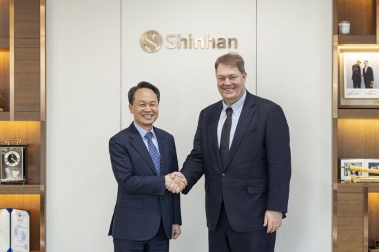 진옥동 신한금융그룹 회장(왼쪽)은 지난달 29일 서울 중구 신한금융 본사에서 제이슨 리케이트 씨티그룹 글로벌 기업금융 총괄 등 경영진과 면담을 갖고 기념촬영을 하고 있다. (신한금융 제공)