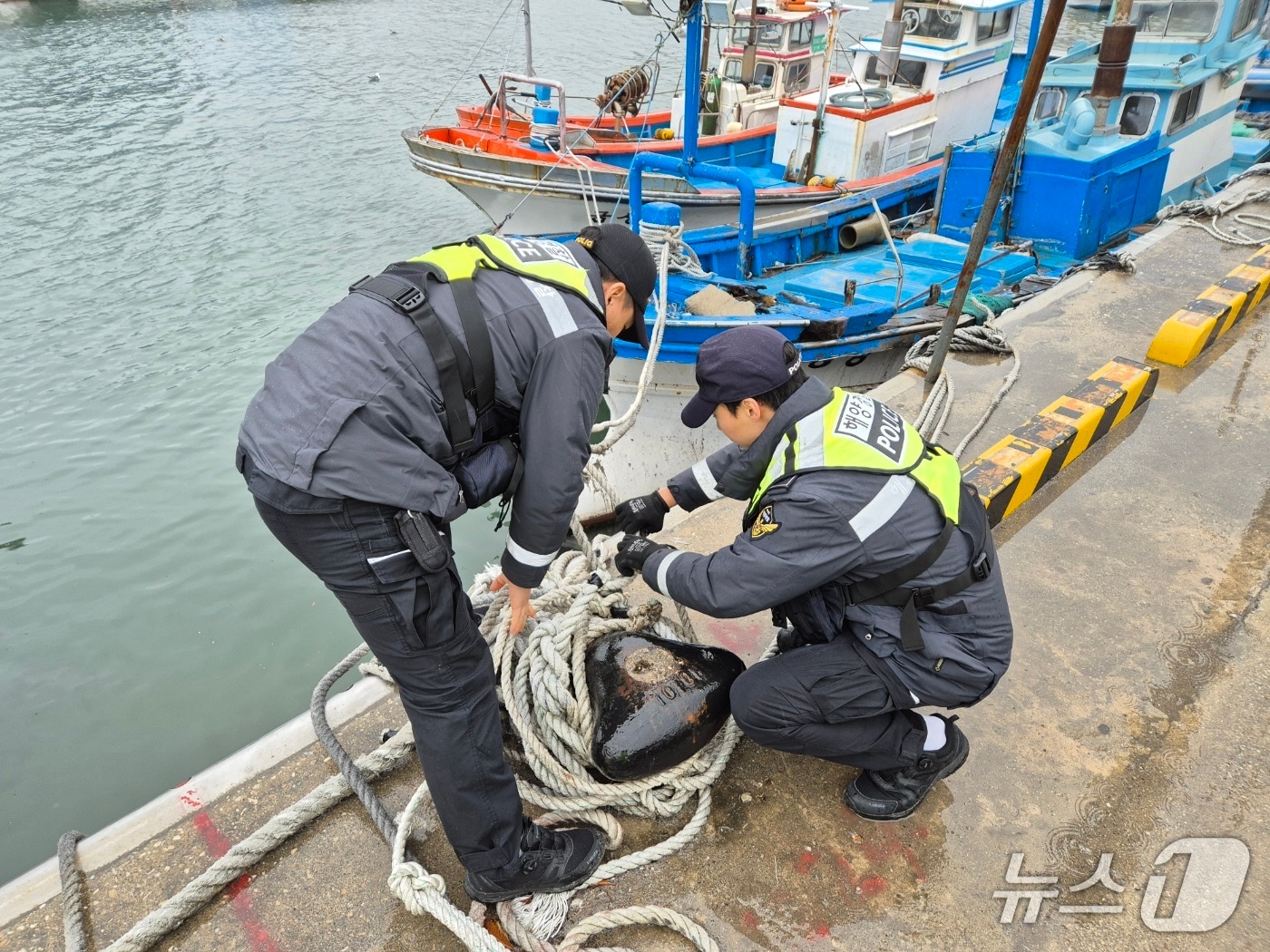 계류어선 홋줄상태 점검.(동해해경청 제공, 재판매 및 DB 금지) 2026.2.1/뉴스1