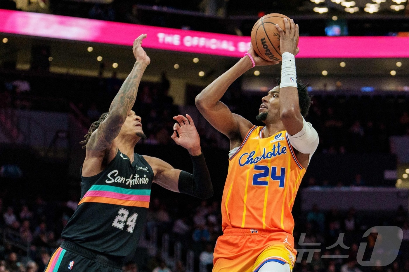 NBA 샬럿 브랜든 밀러(오른쪽)가 1일(한국시간) 샌안토니오전에서 슛을 쏘고 있다. ⓒ AFP=뉴스1