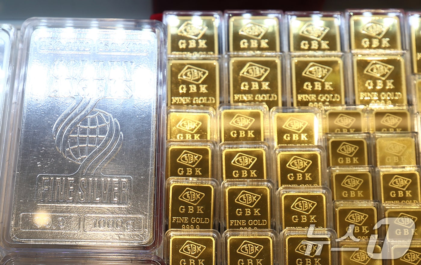 1일 오후 서울 시내 금은방에 골드바와 실버바 등이 진열돼 있다. 2026.2.1/뉴스1 ⓒ News1 김민지 기자