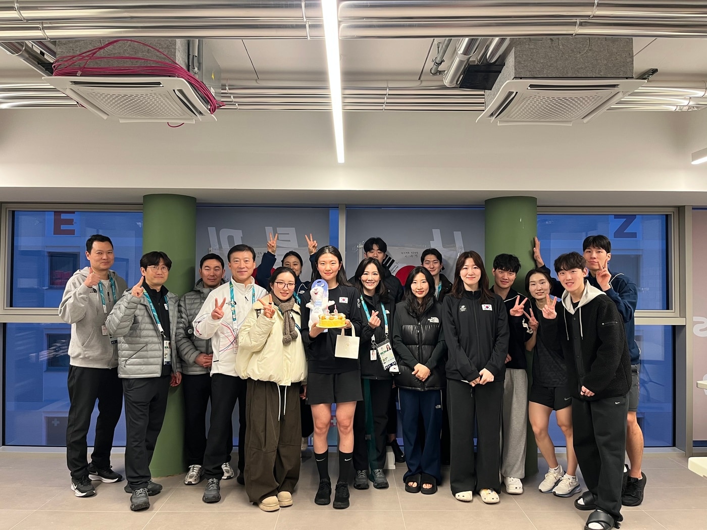 2026 밀라노·코르티나담페초 동계 올림픽을 앞두고 심석희 생일을 축하한 쇼트트랙 대표팀. (대한체육회 제공)