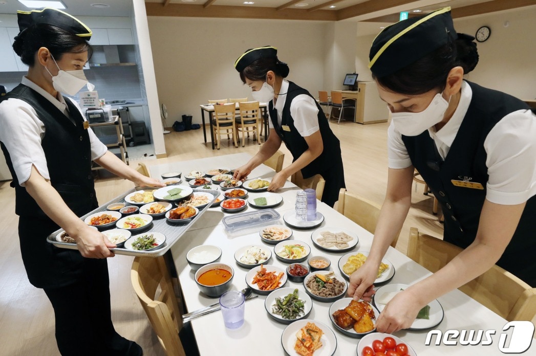 한 장례식장에서 관계자들이 다회용기를 이용해 음식을 준비를 하고 있다.<자료사진> / 뉴스1 ⓒ News1