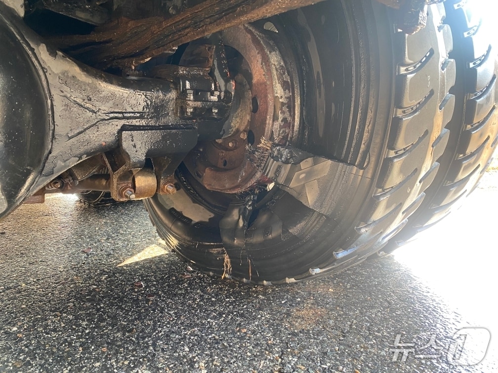  브레이크 라이닝 과열 추정으로 불이 났던 덤프트럭 바퀴.(영동소방서 제공. 재판매 및 DB금지)/뉴스1