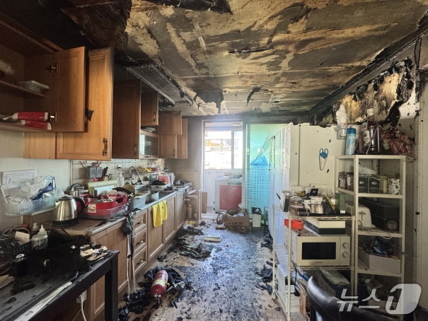 이날 오후 1시 6분께 군산시 산북동의 한 아파트에서 부탄가스 폭발에 의한 화재가 발생했다.(전북소방본부 제공, 재판매 및 DB 금지)/뉴스1