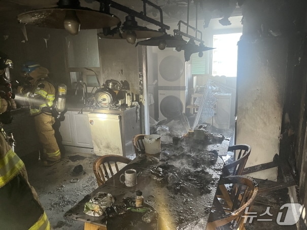 1일 오후 4시 34분께 전북 전주시 중화산동의 한 아파트에서 불이 났다.(전북소방본부 제공, 재판매 및 DB 금지)/뉴스1