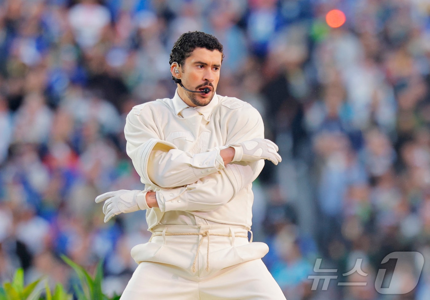 라틴 팝스타 배드 버니(31)가 8일(현지시간) 미국 캘리포니아 샌타클라라 리바이스 스타디움에서 열린 뉴잉글랜드 패트리어츠와 시에틀 시호크스와의 미국프로풋볼리그(NFL) 결승전인 제60회 슈퍼볼(Super Bowl)의 하프타임 공연을 하고 있다. 2026.02.08. ⓒ 로이터=뉴스1