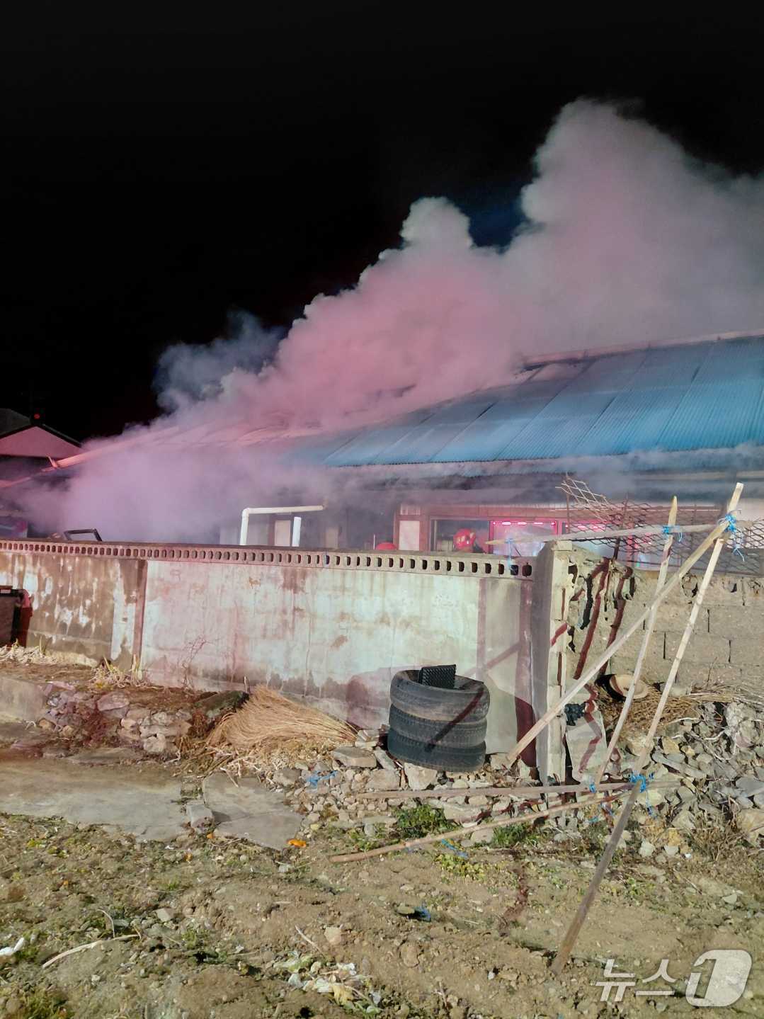 강원 동해 발한동 주택 화재 현장.(강원도소방본부 제공, 재판매 및 DB금지)