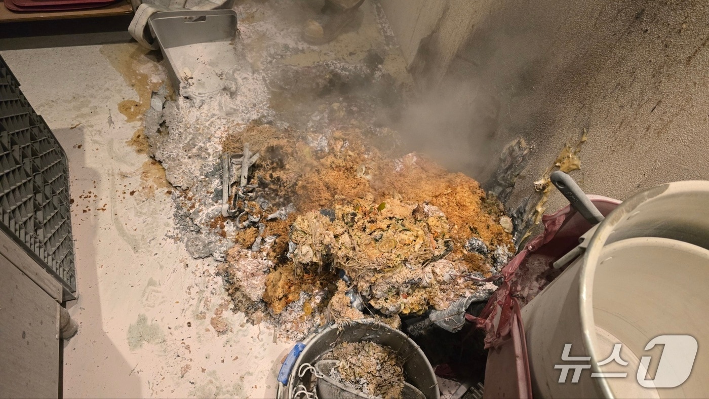 아산 방축동의 한 식당에서 발생한 화재.(아산소방서 제공. 재판매 및 DB금지)