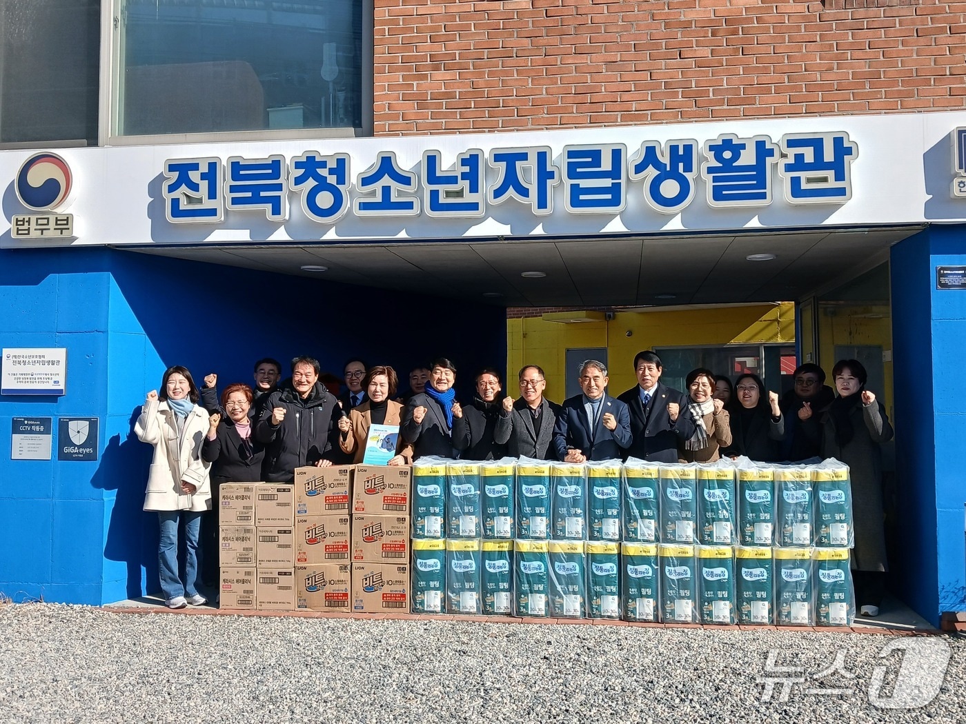 더불어민주당 전북도당이 설을 앞두고 전주지역 노인복지관과 청소년 관련 사회복지시설을 방문했다.(도당제공, 재판매 및 DB금지)2026.2.10/뉴스1