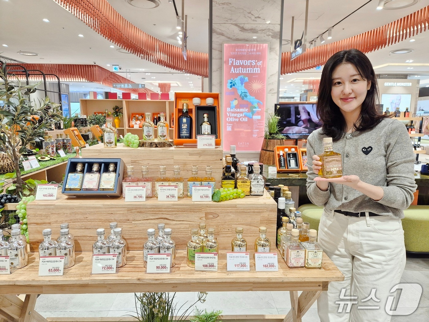 롯데백화점 부산본점 관계자가 주세페 주스타의 제품을 소개하고 있다.(롯데백화점 부산본점 제공. 재판매 및 DB 금지)