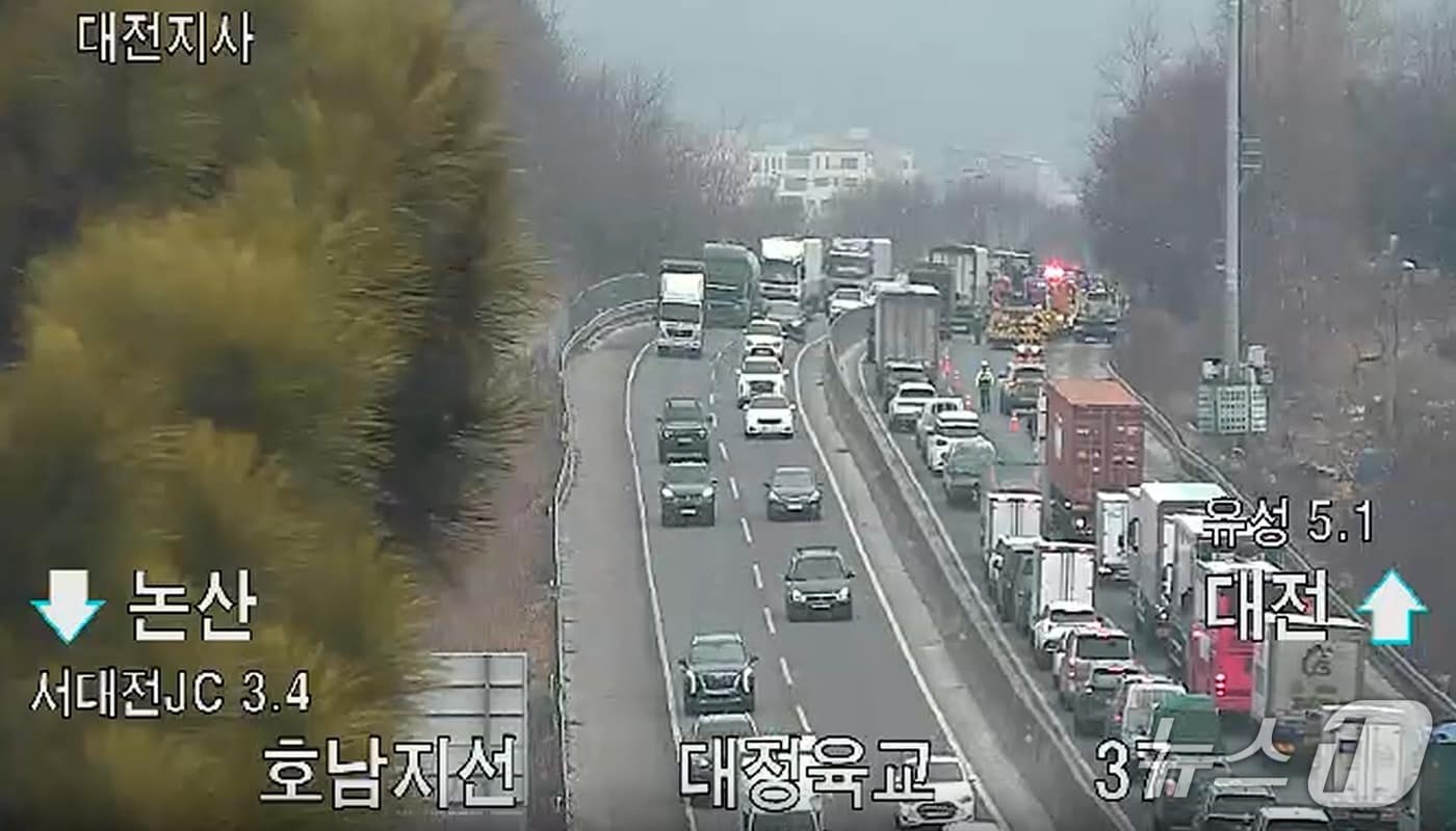 10일 오전 9시23분께 대전 유성구 용계동 호남고속도로 대전방향 서대전분기점부근에서 주행 중인 화물차에 불이 났다.(한국도로공사 CCTV 화면 캡쳐) /뉴스1