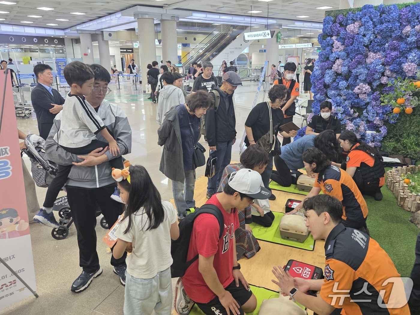 제주국제공항 응급처치 교육(제주소방안전본부 제공. 재판매 및 DB금지)/뉴스1