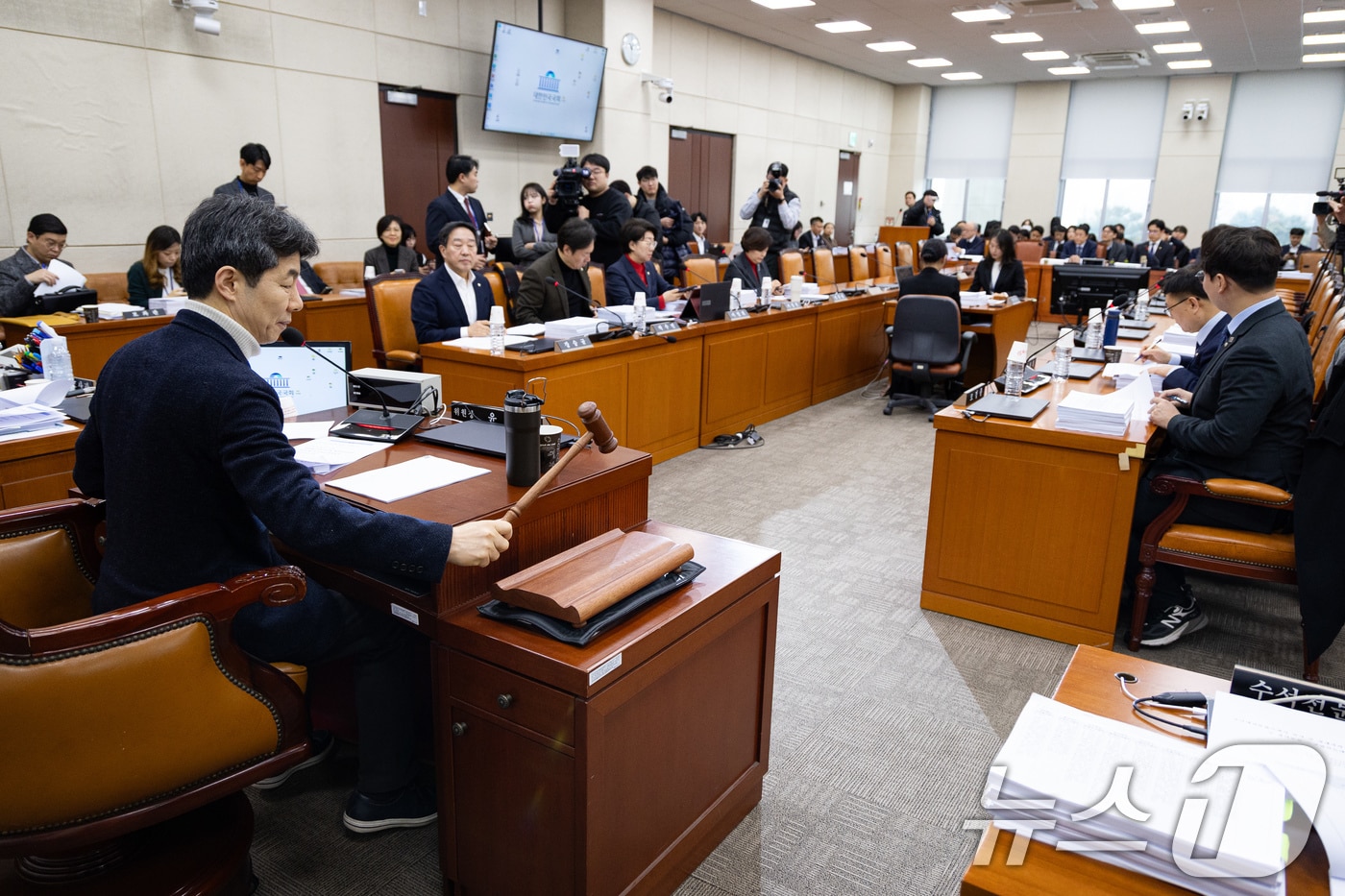 윤건영 국회 행정안전위원회 법안심사제1소위원장이 10일 서울 여의도 국회에서 열린 제432회 국회(임시회) 행정안전위원회 제1차 법안심사제1소위원회에서 의사봉을 두드리고 있다. 2026.2.10 ⓒ 뉴스1 유승관 기자