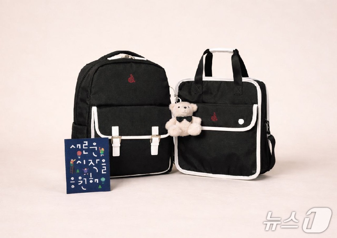 광양제철소가 직원 자녀 중 초등생 입학 대상자에게 선물한 책가방 ( 광양제철소 제공)