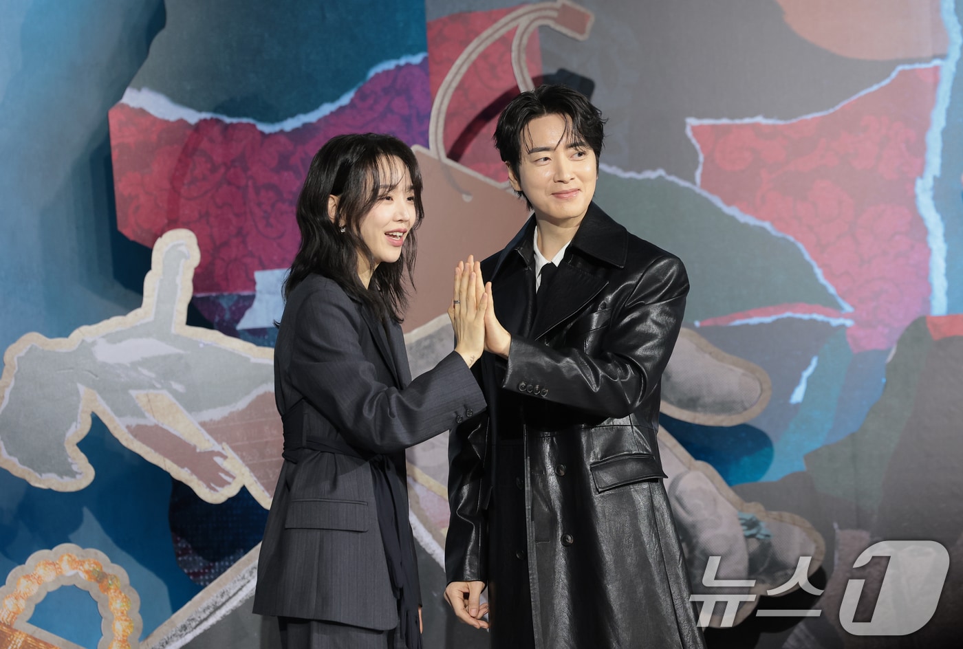 배우 신혜선과 이준혁(오른쪽)이 10일 서울 중구 앰배서더 서울풀만호텔에서 열린 넷플릭스 시리즈 '레이디 두아' 제작발표회에서 포즈를 취하고 있다. '레이디 두아'는 가짜일지라도 명품이 되고 싶었던 여자 ‘사라킴(신혜선 분)’과 그녀의 욕망을 추적하는 형사 ‘무경(이준혁 분)’의 이야기를 그린 미스터리 스릴러다. 2026.2.10 ⓒ 뉴스1 권현진 기자