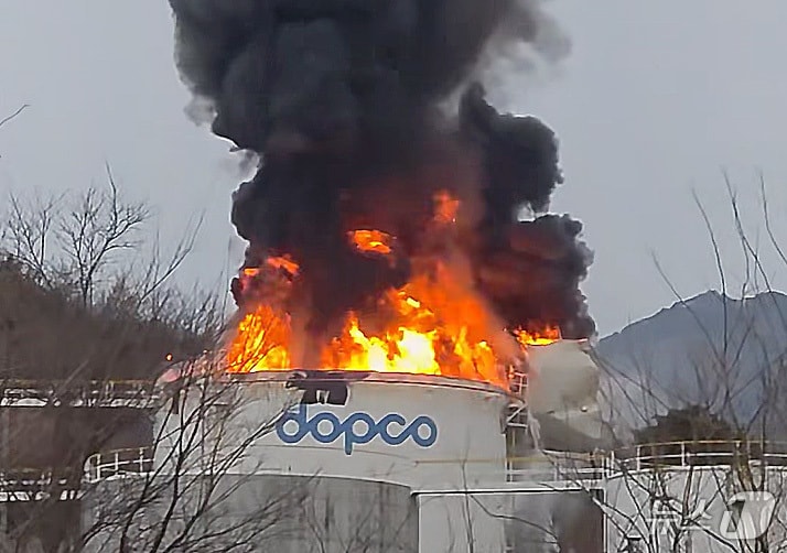 10일 오전 7시47분쯤 경북 경산시 하양읍 대한송유관공사 영남지사 경산저유소의 옥외탱크저장소에서 폭발과 함께 불이 치솟고 있다. (독자 제공 영상 캡처. 재판매 및 DB 금지) 2026.2.10 ⓒ 뉴스1 공정식 기자