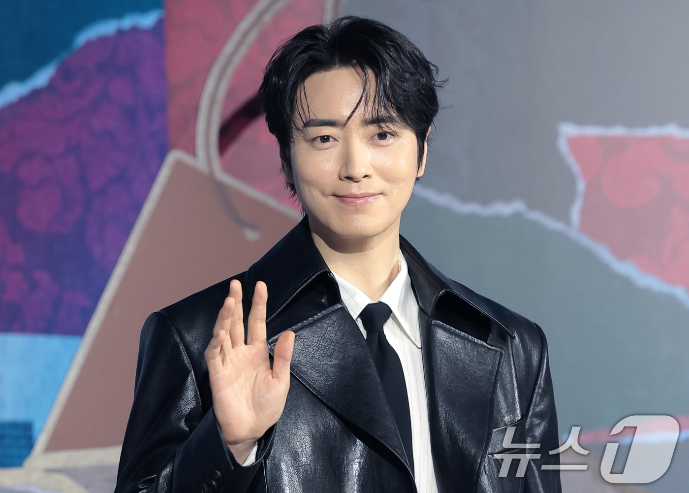 배우 이준혁이 10일 서울 중구 앰배서더 서울풀만호텔에서 열린 넷플릭스 시리즈 '레이디 두아' 제작발표회에 참석해 포즈를 취하고 있다. '레이디 두아'는 가짜일지라도 명품이 되고 싶었던 여자 ‘사라킴(신혜선 분)’과 그녀의 욕망을 추적하는 형사 ‘무경(이준혁 분)’의 이야기를 그린 미스터리 스릴러다. 2026.2.10 ⓒ 뉴스1 권현진 기자