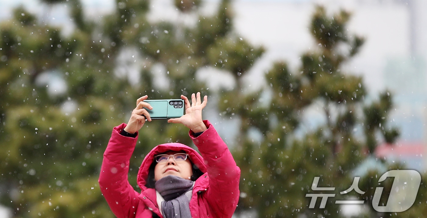 부산지역에 눈이 내린 10일 부산 동구 부산항여객터미널에서 시민이 눈을 감상하고 있다. 2026.2.10 ⓒ 뉴스1 윤일지 기자
