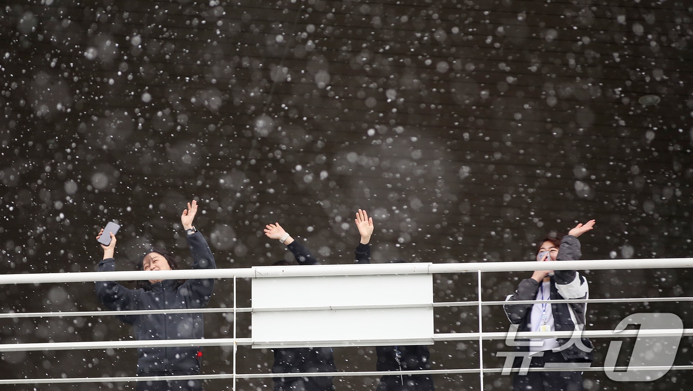 부산지역에 눈이 내린 10일 부산 동구 부산항여객터미널에서 시민들이 눈을 감상하고 있다. 2026.2.10 ⓒ 뉴스1 윤일지 기자