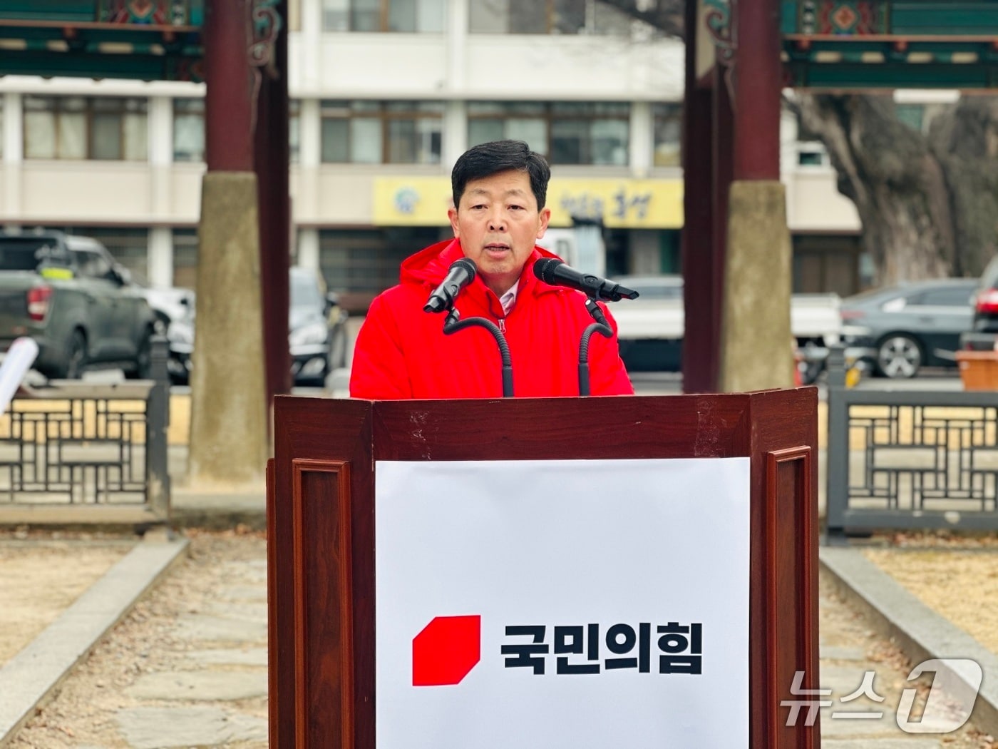 박정주 전 충남도 행정부지사가 10일 홍성군청 홍주아문 앞에서 6·3 지방선거 홍성군수 출마 기자회견을 하고 있다. 2026.2.10 / 뉴스1 