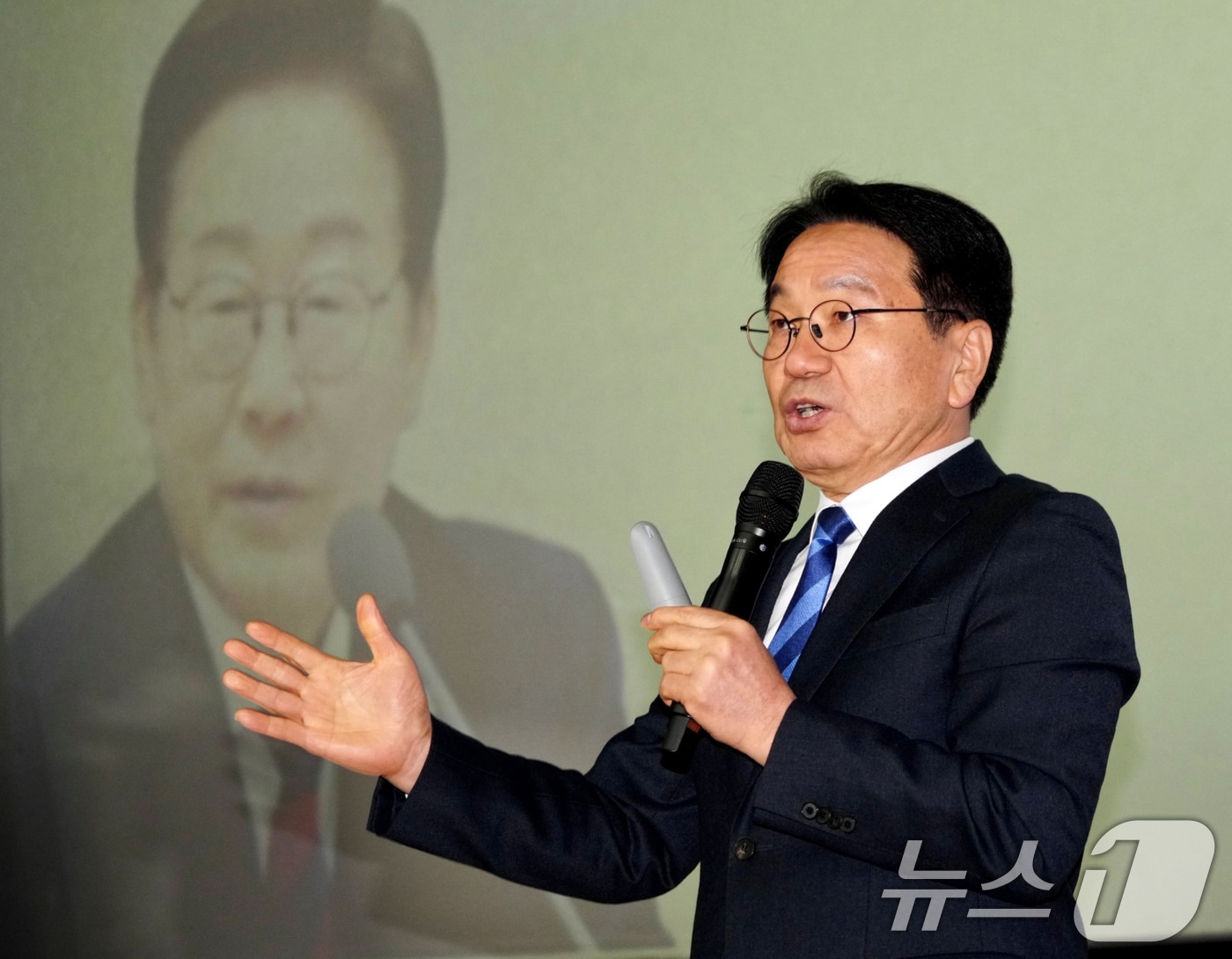 강기정 광주광역시장이 10일 오전 함평군 엑스포공원 주제영상관에서 열린 '광주전남 통합 함평군 상생토크'에 참석해 인사말을 하고 있다. (광주광역시 제공.재판매 및 DB금지) 