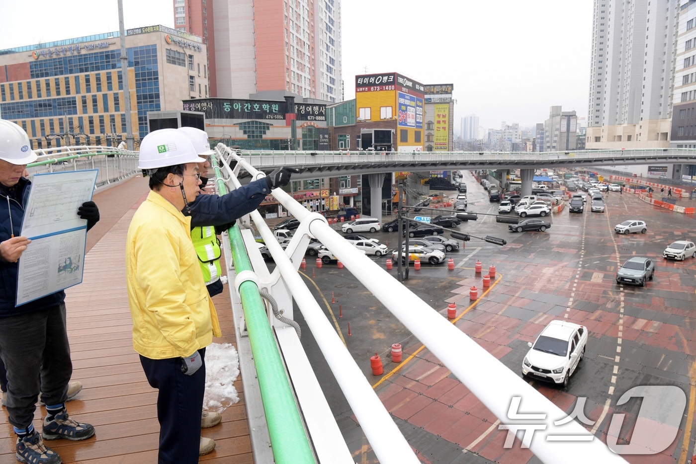 고광완 광주시 행정부시장이 설 명절을 앞둔 10일 오전 남구 백운동 도시철도2호선 1단계 4공구 211정거장 건설현장을 방문해 관계자로부터 공사진행상황을 보고 받은 후 건설현장 안전점검을 하고 있다. (광주광역시 제공. 재판매 및 DB 금지) 2026.2.10 ⓒ 뉴스1 