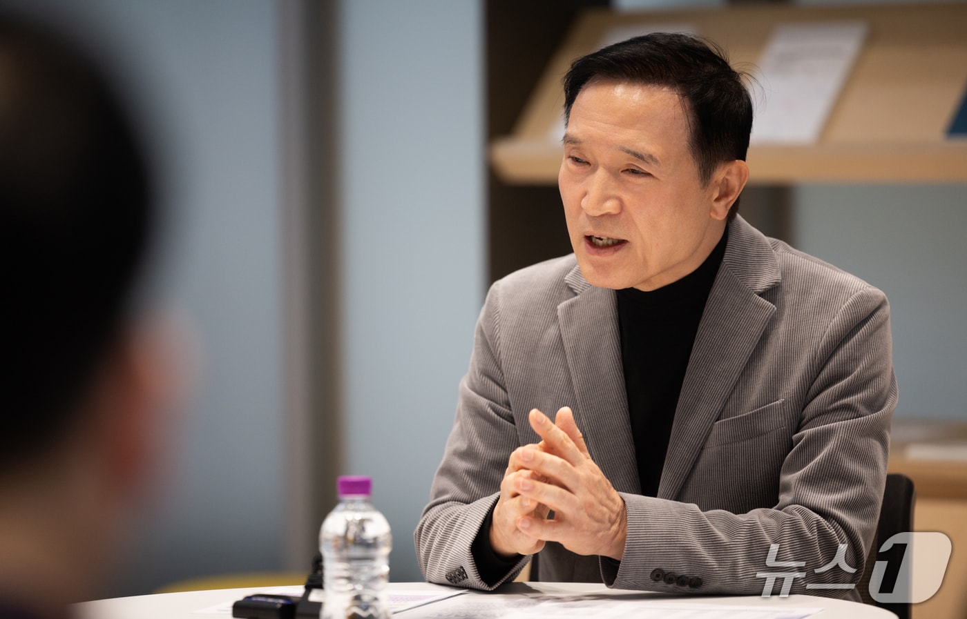 임태희 교육감이  행정통합 특별법 추진과 관련해 기자들과 간담회를 갖고 있다.(경기도교육청 제공)