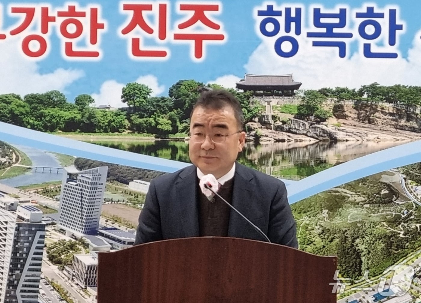 박일동 진주시 부시장이 10일 시청 브리핑룸에서 ‘대학가 월세 안정화 대책’을 발표하고 있다. 2026.2.10/뉴스1 한송학기자