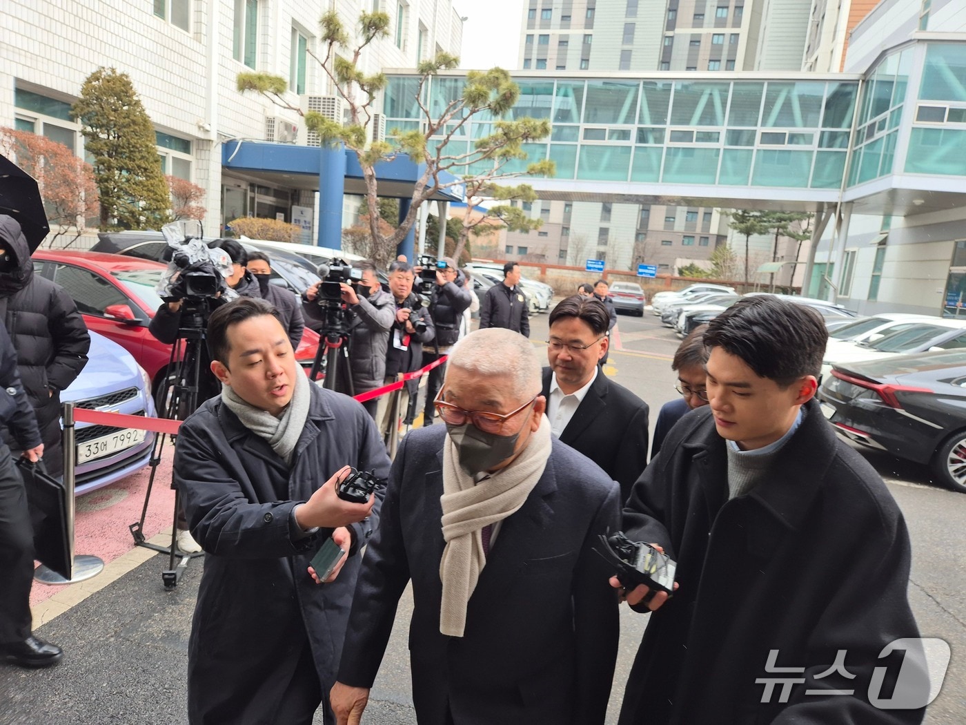  중대재해처벌법 위반 혐의로 기소된 정도원 삼표그룹 회장이 19일 경기 의정부지법에 출석하고 있다. ⓒ News1 양희문 기자