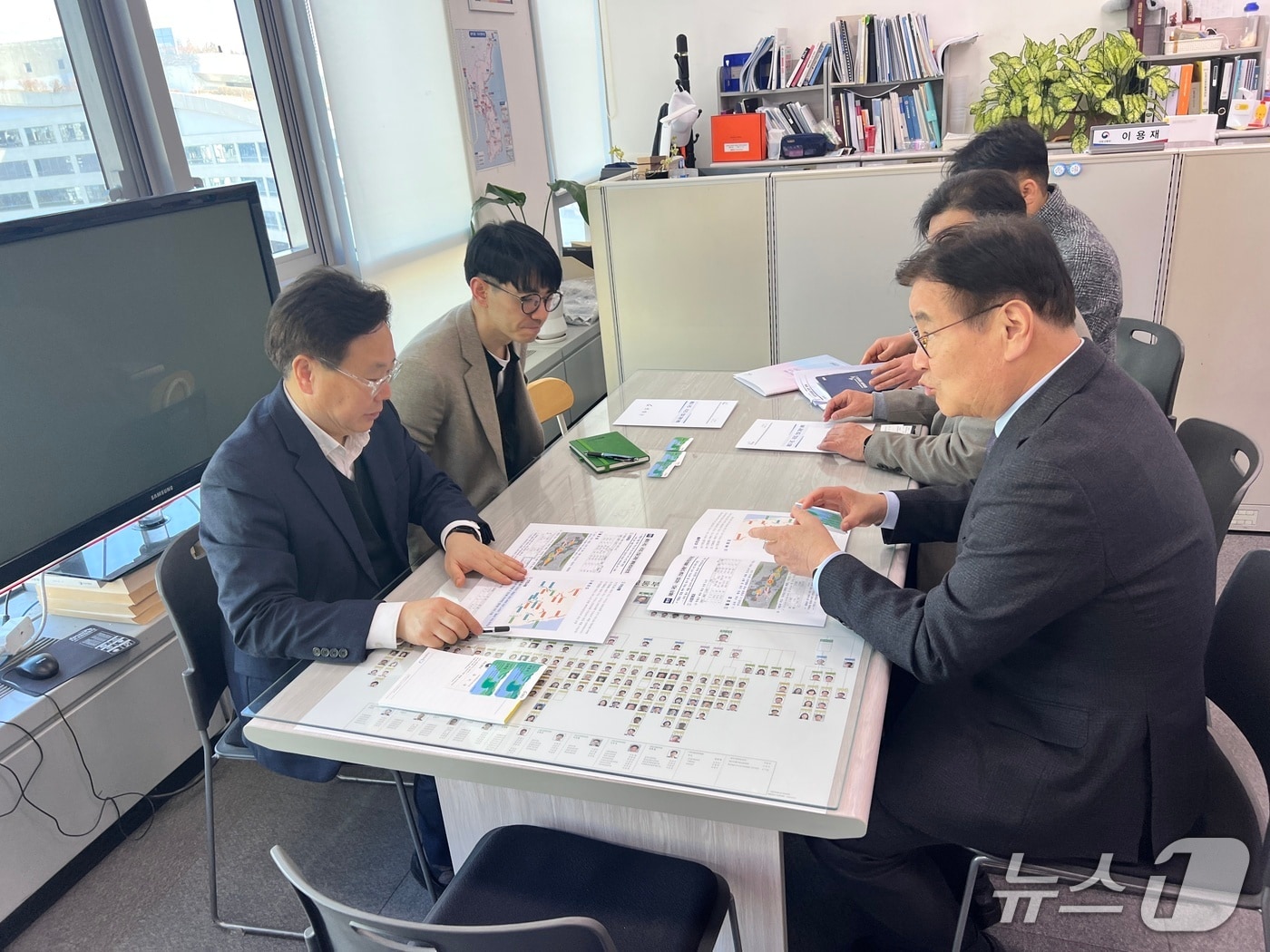 최명서 강원 영월군수와 군 관계자들이 지난 9일 재정경제부·행정안전부·국토교통부 관계자들을 만나 지역 현안 사업에 대한 관심과 정부 예산안 반영을 건의했다. (영월군 제공. 재판매 및 DB금지) 2026.2.10/뉴스1