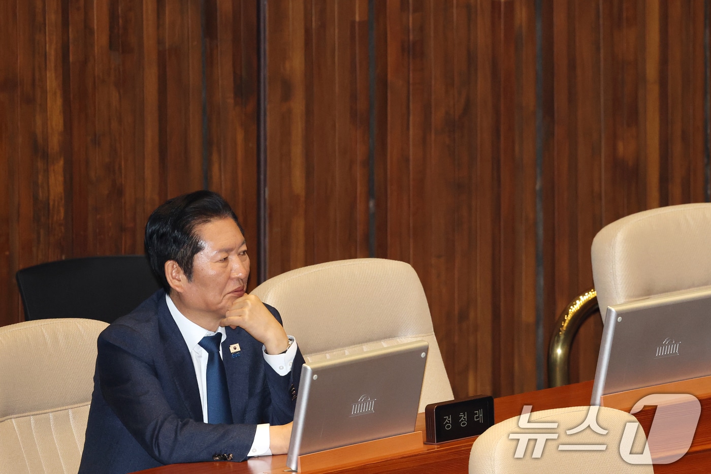 10일 서울 여의도 국회에서 열린 제432회 국회(임시회) 경제에 관한 대정부 질문에서 정청래 더불어민주당 대표가 생각에 잠겨있다. ⓒ 뉴스1 이승배 기자