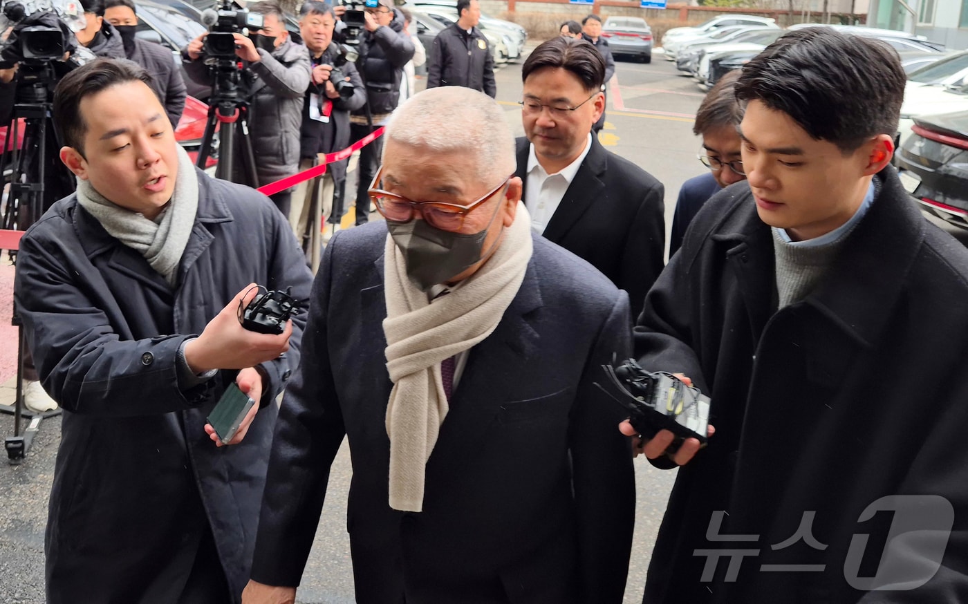 정도원 삼표그룹 회장이 10일 경기 의정부지방법원에 출석하고 있다. 중대재해처벌법 위반 등 혐의로 불구속 기소된 정 회장은 이날 1심에서 무죄를 선고받았다. 2026.2.10 ⓒ 뉴스1 양희문 기자