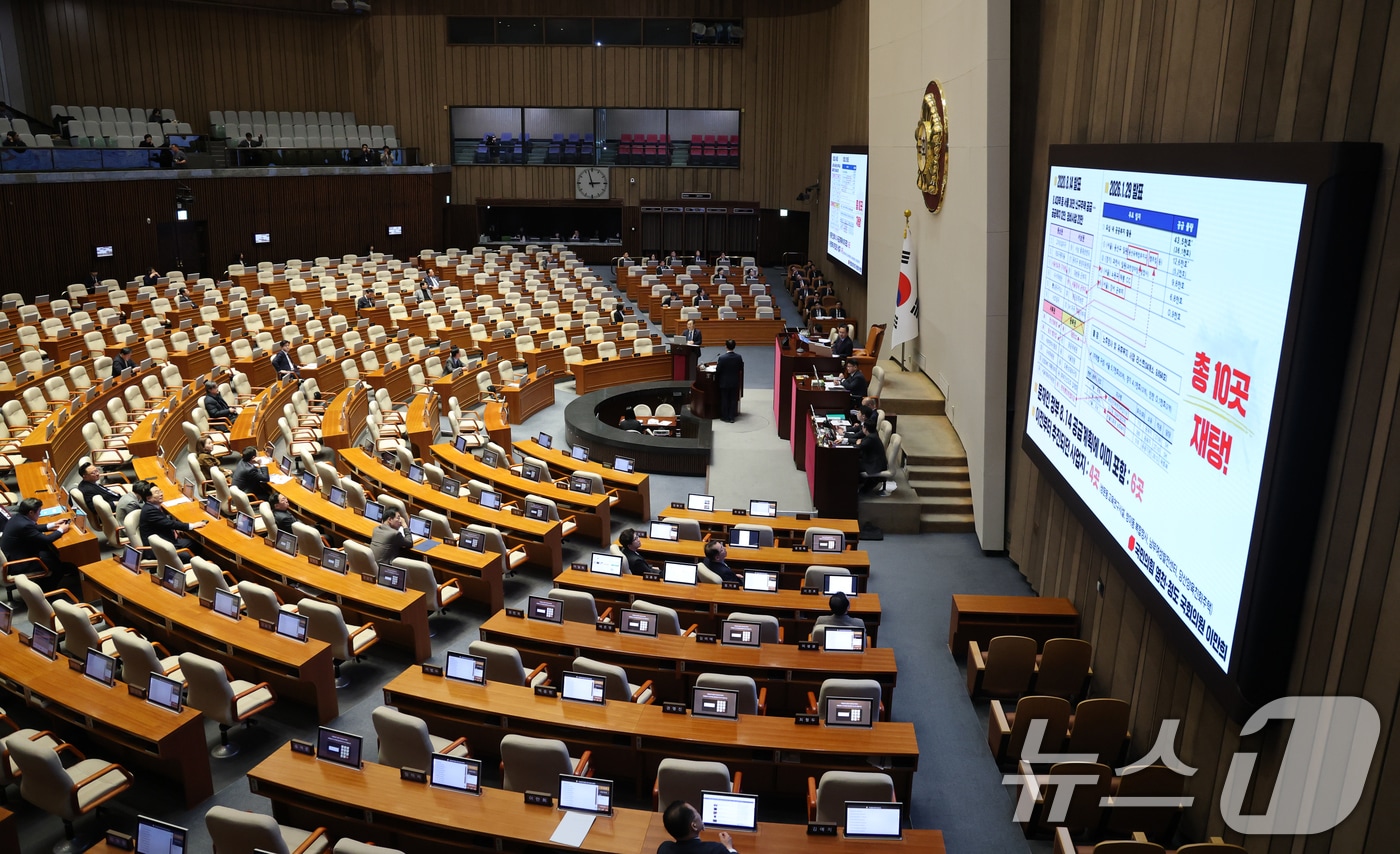 지난 10일 서울 여의도 국회에서 열린 제432회 국회(임시회) 경제에 관한 대정부 질문에서 이만희 국민의힘 의원이 김윤덕 국토교통부 장관에게 질의하고 있다. 2026.2.10 ⓒ 뉴스1 이승배 기자
