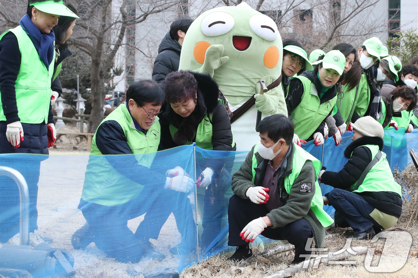 10일 오후 대구 수성구 욱수동 망월지에서 열린 '두꺼비 로드킬 방지 펜스 설치 행사'에 참여한 김대권 수성구청장과 구청 녹색환경과 직원, 자연보호대구시협의회원, 두꺼비를 형상화 한 수성구 대표 마스코트 '뚜비'와 함께 펜스를 설치하고 있다. 2026.2.10 ⓒ 뉴스1 공정식 기자
