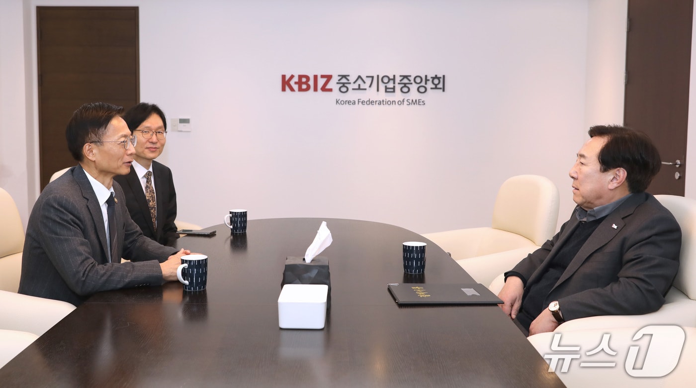 김용선 지식재산처장(왼쪽 앞줄)과 김기문 중소기업중앙회 회장(오른쪽)이 지식재산 정책 발전 방안에 대해 논의하고 있다.(지식재산처 제공.재판매 및 DB금지)/뉴스1 