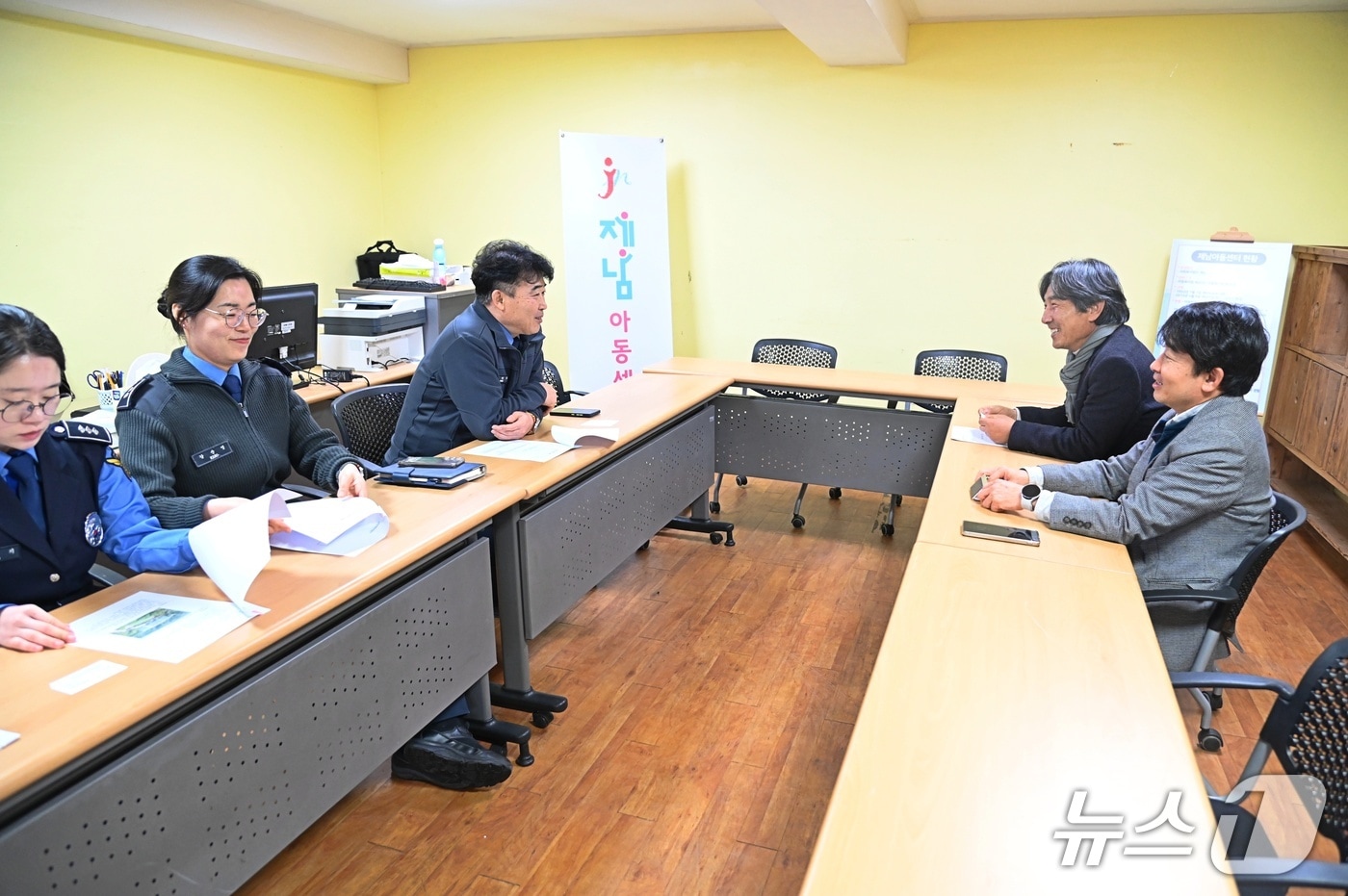 아동복지시설 방문한 김서구 서귀포해양경찰(서귀포해경 제공. 재판매 및 DB금지)/뉴스1