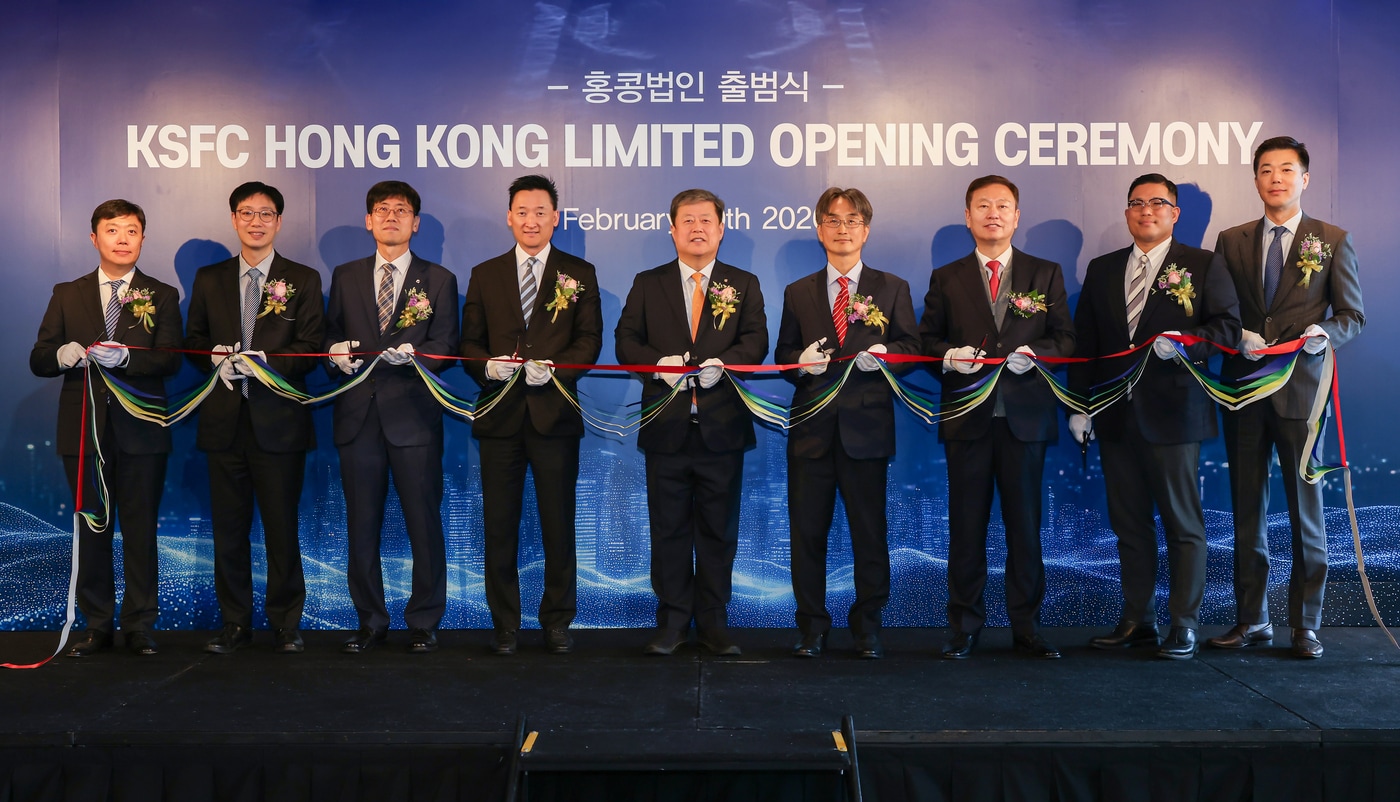 한국증권금융 김정각 대표이사 사장(가운데)이 10일 홍콩법인 출범식에서 기념촬영을 하고 있다(한국증권금융 제공), ⓒ 뉴스1