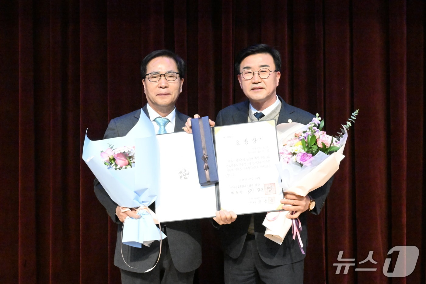 유의식 전북 완주군의회 의장(오른쪽)이 10일 전북도청에서 열린 민주평화통일자문회의 행사에서 민주평통 의장(대통령) 표창을 받았다.(의회 제공. 재판매 및 DB금지)2026.2.10/뉴스1