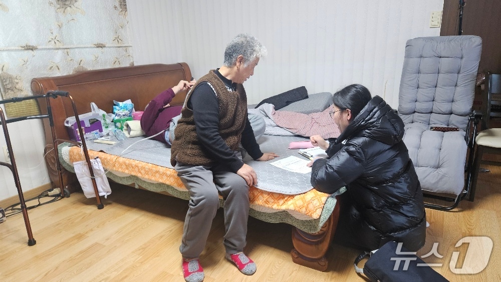 전북 고창군 소속 의료급여 관리사가 '우리 동네 건강파트너-건강채움' 사업 대상 가구를 방문해 건강 실태를 확인하고 있다.(고창군 제공. 재판매 및 DB금지)