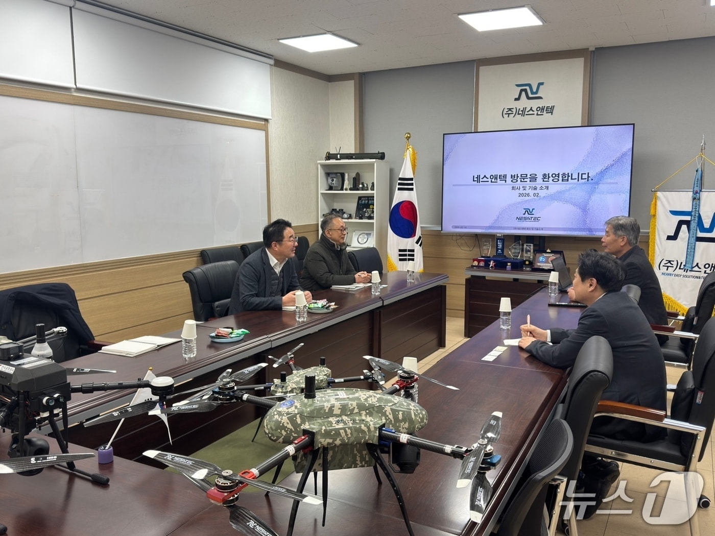 강희훈 조달청 혁신조달기획관(맨 왼쪽)은 10일 대전 소재 혁신제품 지정기업인 ㈜네스앤텍(대표 이기성)을 방문해 현장목소리를 듣고 있다. (조달청 제공.재판매 및 DB금지)/뉴스1