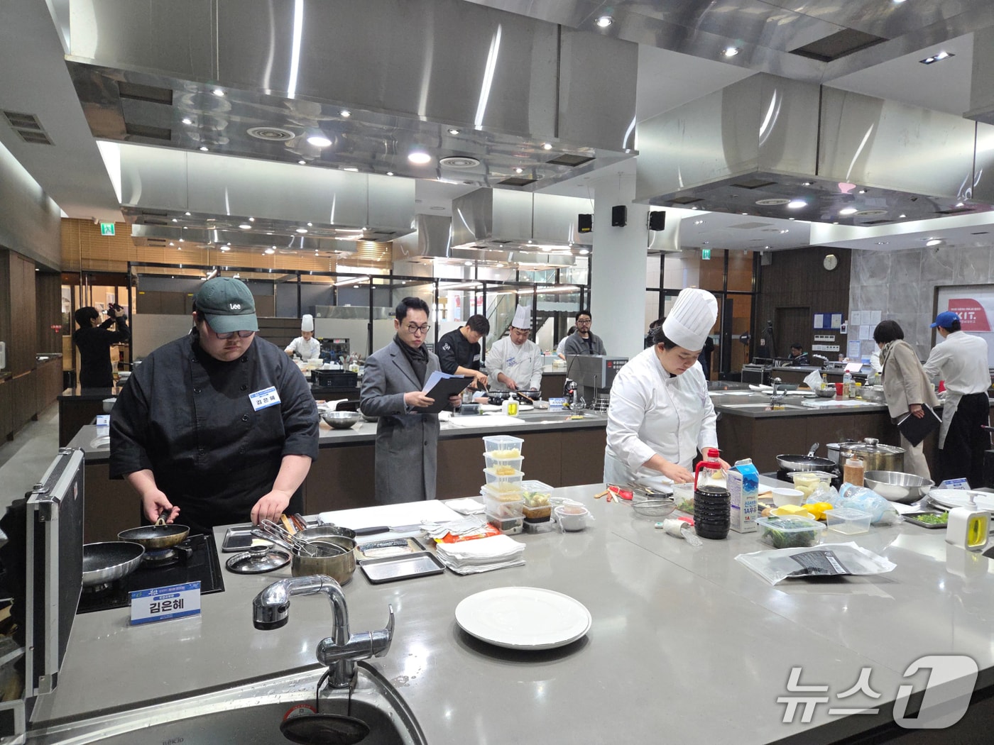 경남정보대 건학50주년기념관에서 열린 '부산 로컬푸드 레시피 경연대회'에서 참가자들이 실력을 뽐내고 있다. (경남정보대 제공. 재판매 및 DB 금지)
