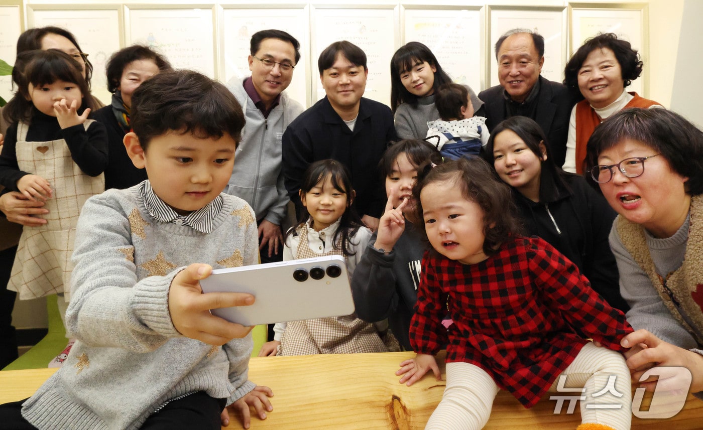 박희조 동구청장이 새해맞이 소통간담회에서 참석자들과 포즈를 취하고 있다.(동구 제공. 재판매 및 DB금지)/뉴스1