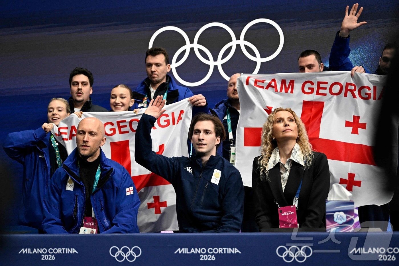조지아의 니카 에가제 옆에 앉은 브누아 리쇼 코치(왼쪽 아래).  ⓒ AFP=뉴스1