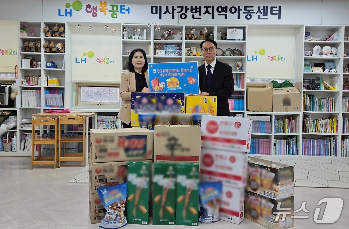 이승환 한강경청장(오른쪽)이 10일 하남시 미사강변 지역아동센터에서 후원 물품을 전달한 후 기념촬영을 하고 있다.(한강청 제공)